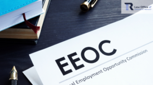 ¿Cómo puedo presentar un reclamo de la EEOC si soy discriminado en el lugar de trabajo?